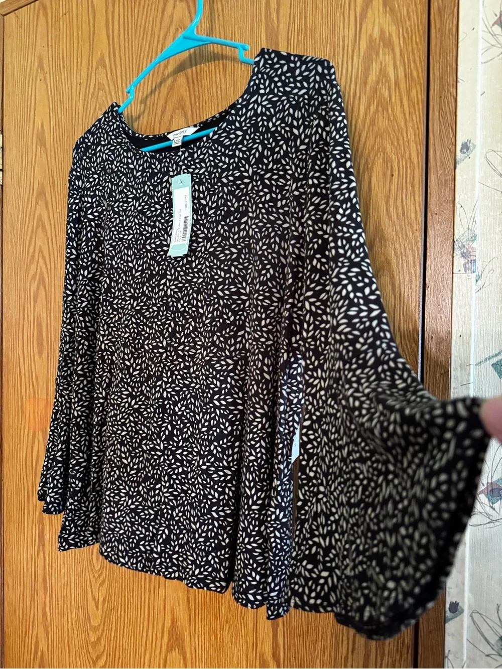 Black & White Leaf-Print Bell Sleeve Top
